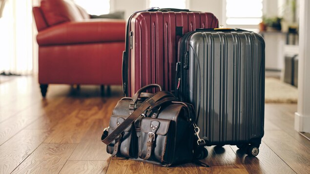 Des valises dans un Airbnb.