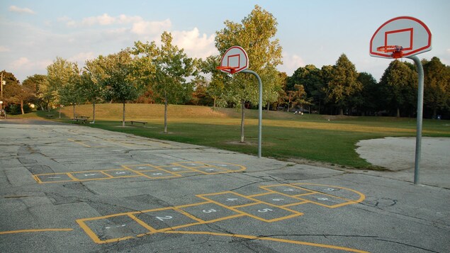 Une cour d'école avec des paniers de basketball.