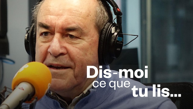 Jean-François Lépine, au micro, et le logo de l'émission Dis-moi ce que tu lis.