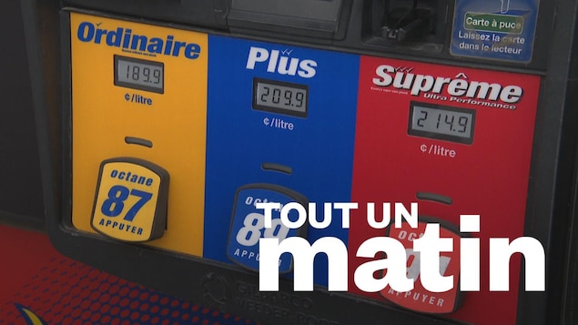 Une pompe à essence qui affiche le prix 189,9 cents le litre pour de l'essence ordinaire et 209,9 cents le litres pour de l'essence Plus.
