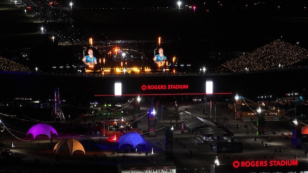 Image aérienne de drone du stade Rogers dans la nuit pendant un concert.