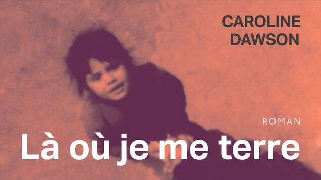 Couverture orange du roman «Là ou je me terre» montrant la photo d'une jeune fille en noir et blanc.