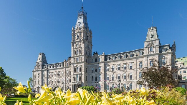 L'Assemblée nationale du Québec, vue de l'extérieur, par une belle journée d'été.