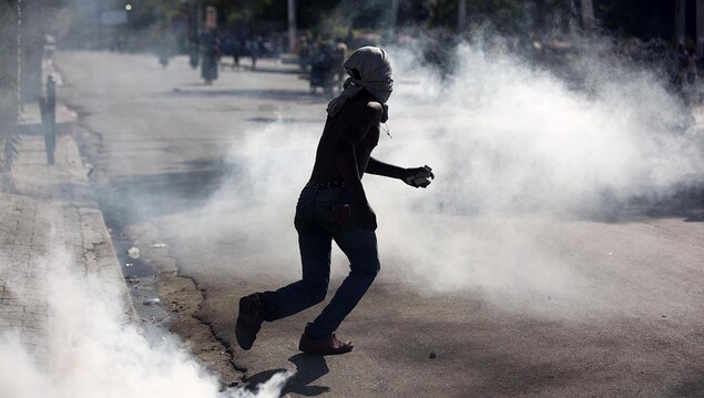 Un homme manifeste