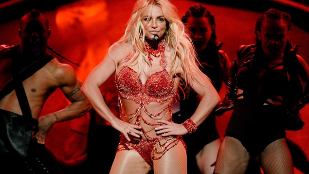 Britney Spears porte une tenue rouge.