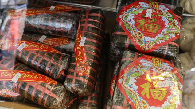 Parmi les offrandes les plus populaires importées de l'Asie, le gâteau du Nouvel An fait à partir de riz, de fèves jaunes et de porc. Parmi les offrandes les plus populaires importées de l'Asie, le gâteau du Nouvel An fait à partir de riz, de fèves jaunes et de porc.