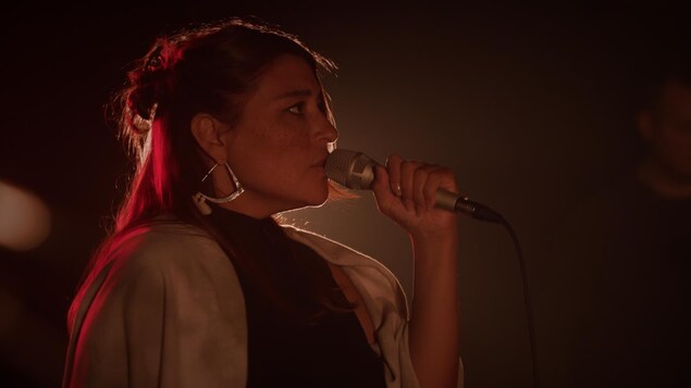 Elisapie chante au micro.