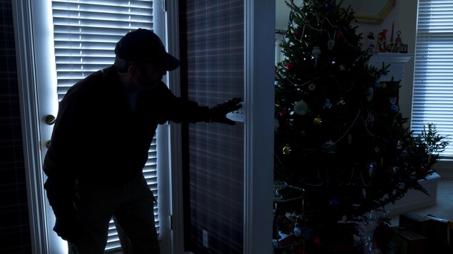 Un homme entre dans une maison par effraction au moment des fêtes de fin d'année.