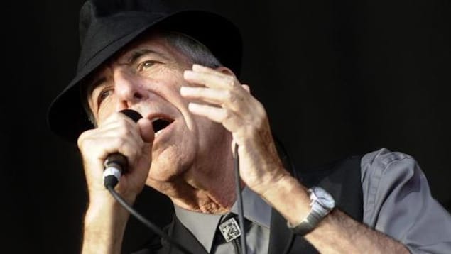 L'homme chante au micro.
