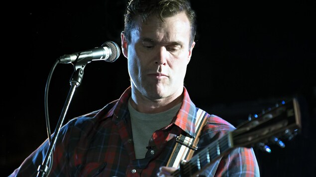 Le chanteur Corb Lund.