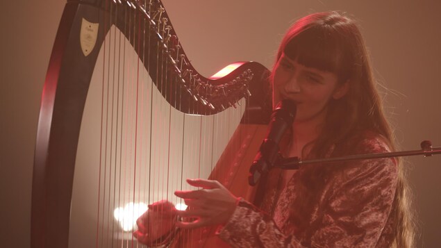 Emilie Kahn à la harpe.