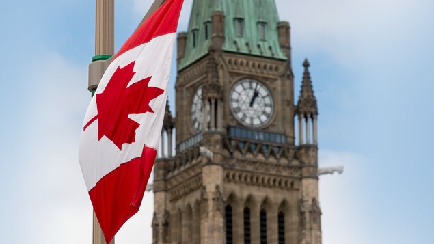 La Torre de la paz y una bandera canadiense.
