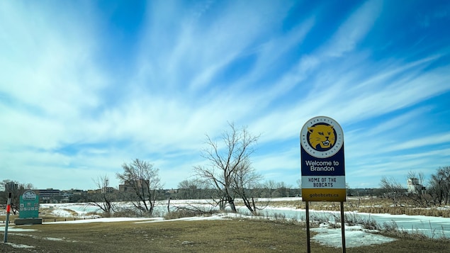 Un paysage avec un panneau indiquant "Bienvenue à Brandon".