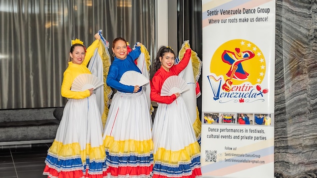 Femmes en costumes folkloriques jaunes, bleus et rouges représentant le Venezuela.