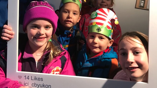 Des enfants photographiés dans un cadre Instagram.