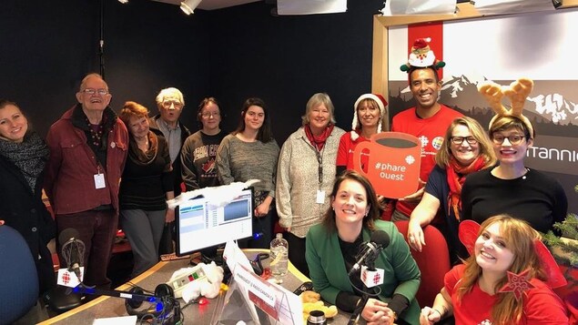 Des gens dans un studio radio.