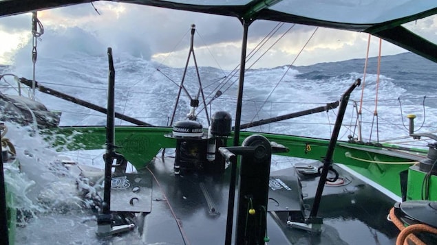 Les vagues envahissent le pont d'un bateau.