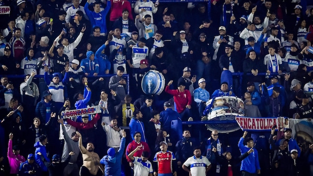 Une foule dans un stade
