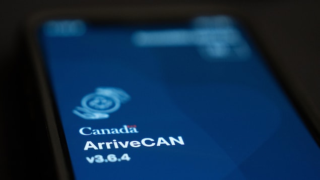 L'application ArriveCAN sur l'écran d'un téléphone.