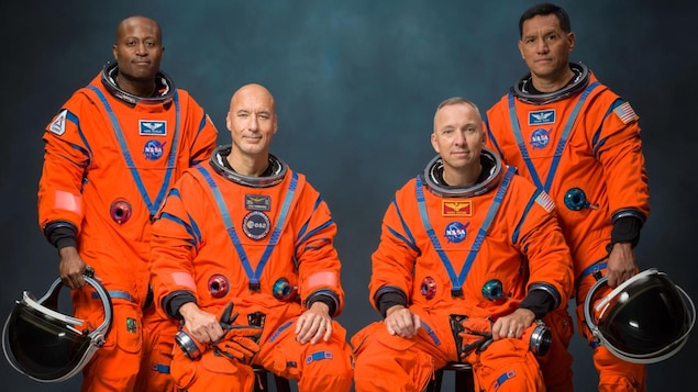 Photo officielle des quatre astronautes de la mission Artemis III, en combinaison spatiale.