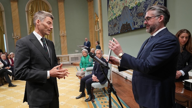  Gregor Robertson presta juramento.