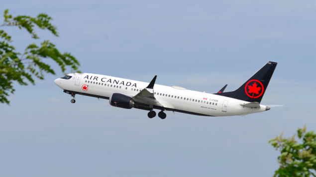 Un avion de la compagnie Air Canada dans le ciel. 