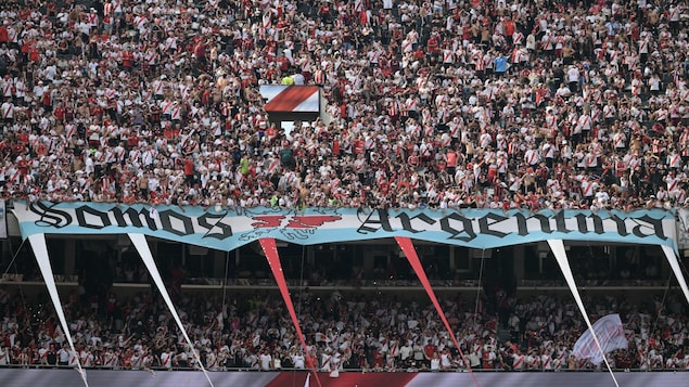 Une banderole, dans un stade de soccer, proclamant que les Malouines sont argentines.