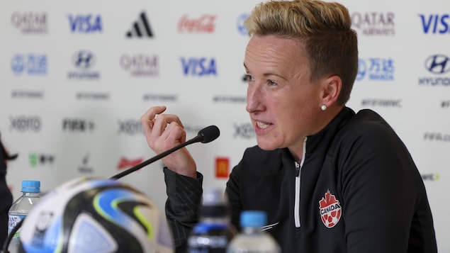 L’entraîneuse-chef de l’équipe canadienne de soccer féminin s’excuse