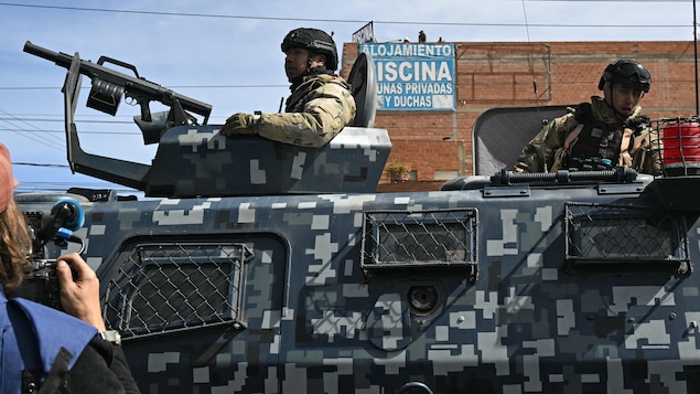 Des membres de la police militaire bolivienne sur un blindé armé.