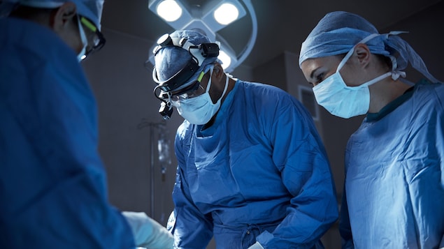 Des chirurgiens dans une salle d'opération.