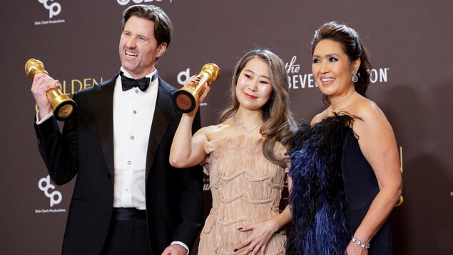 Chris Appelhans, Maggie Kang et Michelle Wong avec leurs trophées aux Golden Globes.