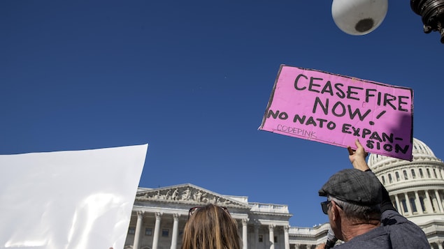 Une protestation contre la guerre en Ukraine devant le Capitole à Washington.