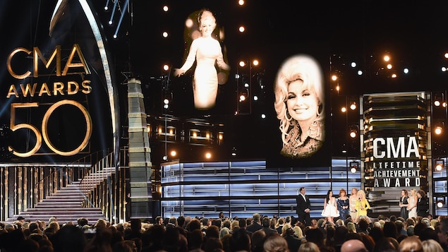 Dolly Parton recevant le prix Willie Nelson au gala des Country Music Awards en 2016.