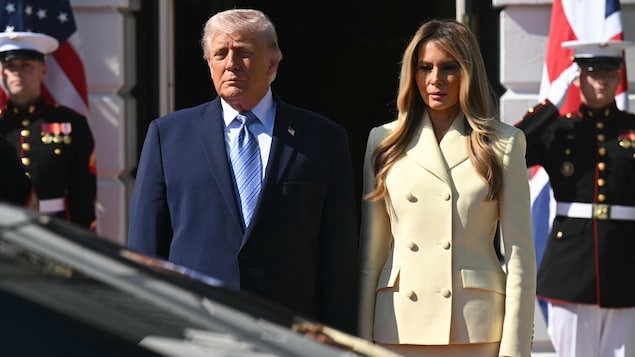 Donald et Melania Trump accueillent une limousine, devant des militaires au garde-à-vous.