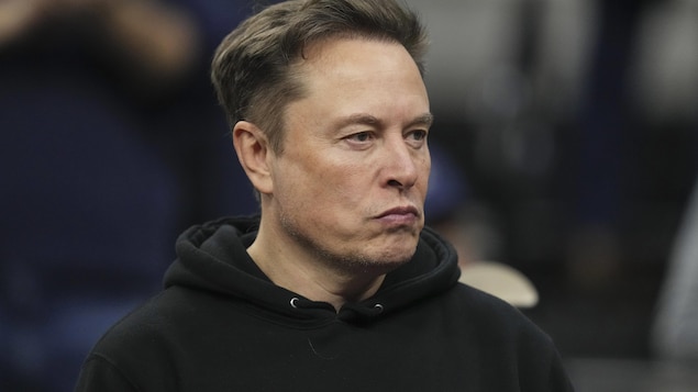 Portrait cadré d'Elon Musk qui regarde au loin.