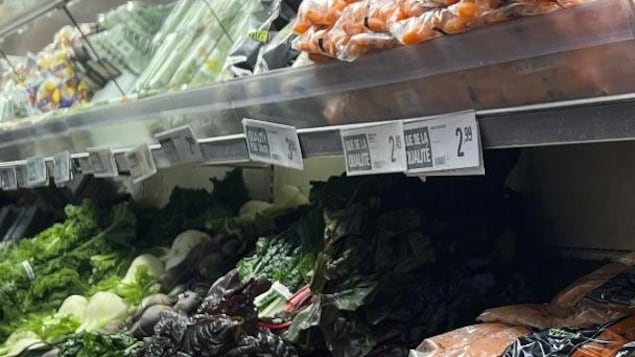 Des légumes sur une étagère en épicerie. 