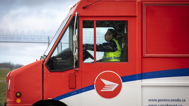 Un employé de Postes Canada près de son centre de tri à Richmond, en Colombie-Britannique, le jeudi 14 novembre 2024.