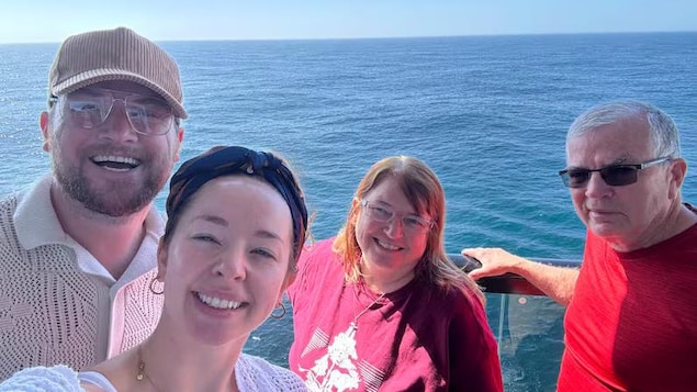 Égoportrait d'une famille sur le pont d'un bateau de croisière.