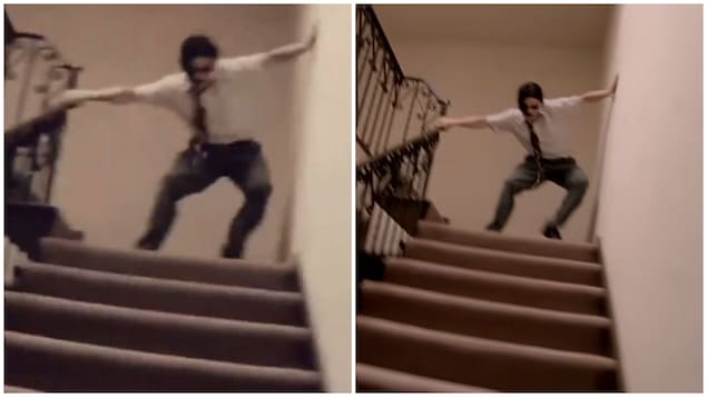 Collage photo qui montre deux images presque identiques d'un policier moustachu qui dévale des escaliers à toute allure.