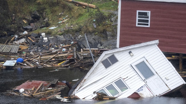 بعضٌ من الأضرار التي تسببت بها عاصفة ’’فيونا‘‘ أواخر أيلول (سبتمبر) الفائت في بلدة روز بلانش هابور لو كو (Rose Blanche – Harbour Le Cou) الساحلية في جنوب غرب جزيرة نيوفاوندلاند في شرق كندا.
