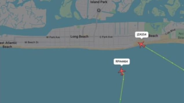 Les trajectoires de deux avions sont identifiées sur une carte par deux lignes qui passent très près.
