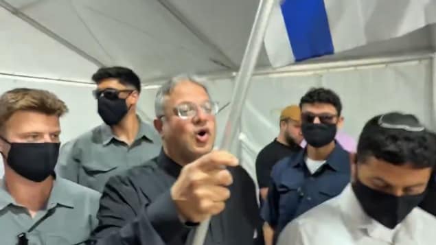 Capture d'écran de la vidéo controversée montrant le ministre israélien de la Sécurité nationale, Itamar Ben Gvir, agitant un drapeau israélien.