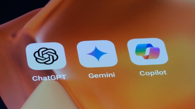 Las aplicaciones de ChatGPT, Gemini y Copilot en un celular.