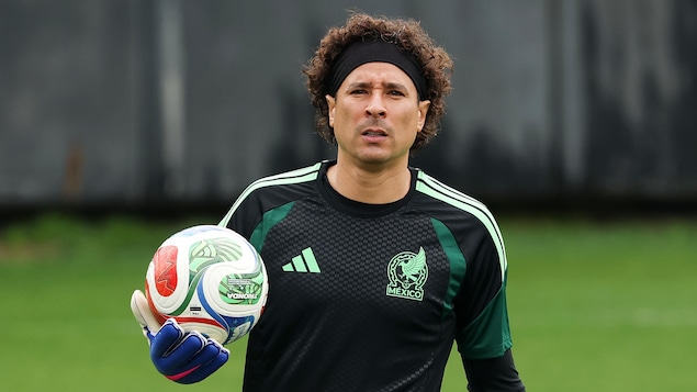 Le gardien de but de l'équipe mexicaine de soccer à l'entraînement.