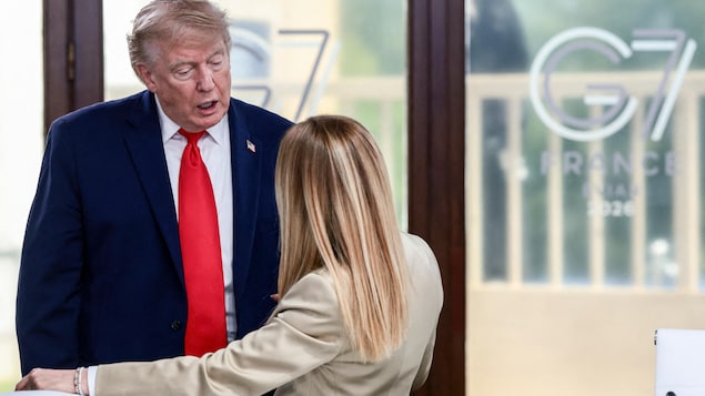 Donald Trump discute avec Giorgia Meloni.
