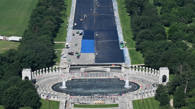 Vue aérienne du bassin du Lincoln Monument, dont le fond est en train d'être repeint.