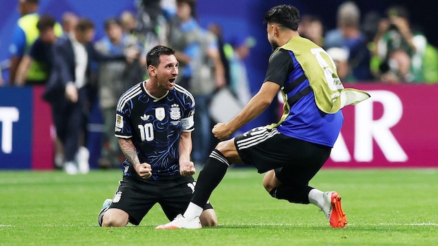 Lionel Messi célèbre la victoire de son équipe contre l'Angleterre à la Coupe du monde.