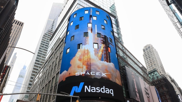 Le Nasdaq MarketSite a affiché une image du décollage d'une fusée pour souligner l'entrée en bourse de SpaceX.