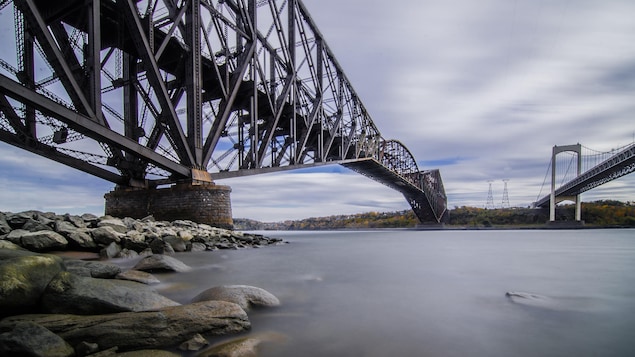Vue sur le Pont de Québec et le Pont Pierre-Laporte