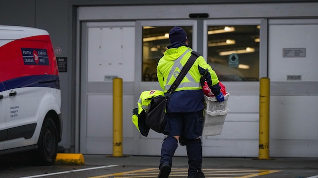 Une personne qui travaille à Postes Canada retourne travailler à un entrepôt de Vancouver, le 17 décembre 2024.